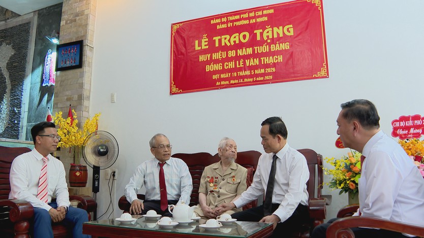 Bí thư Thành ủy TP. Hồ Chí Minh Trần Lưu Quang trao huy hiệu Đảng cho đồng chí Trương Mỹ Hoa - Ảnh 5.
