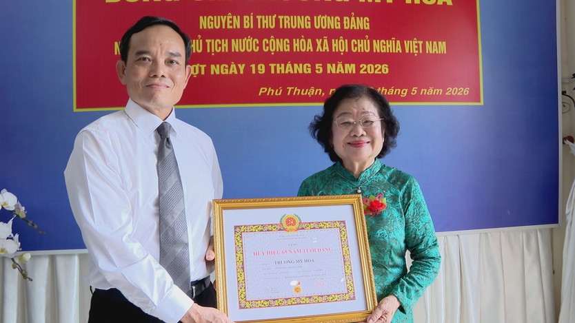 Bí thư Thành ủy TP. Hồ Chí Minh Trần Lưu Quang trao huy hiệu Đảng cho đồng chí Trương Mỹ Hoa - Ảnh 1.