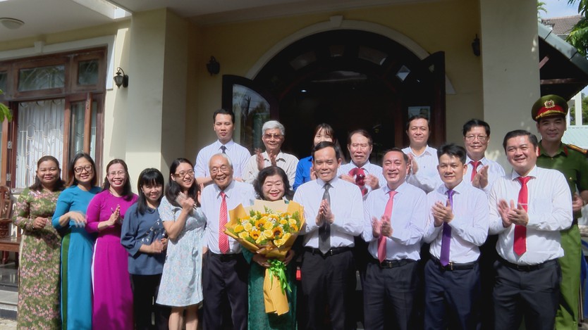 Bí thư Thành ủy TP. Hồ Chí Minh Trần Lưu Quang trao huy hiệu Đảng cho đồng chí Trương Mỹ Hoa - Ảnh 2.