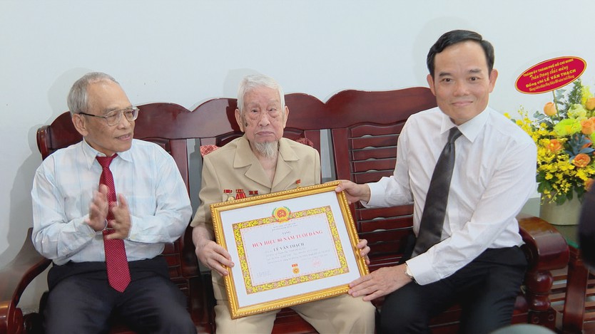 Bí thư Thành ủy TP. Hồ Chí Minh Trần Lưu Quang trao huy hiệu Đảng cho đồng chí Trương Mỹ Hoa - Ảnh 4.