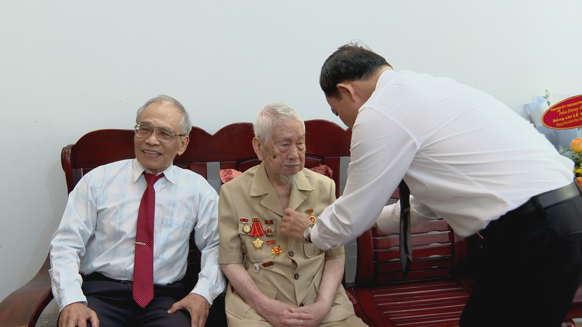 Bí thư Thành ủy TP. Hồ Chí Minh Trần Lưu Quang trao huy hiệu Đảng cho đồng chí Trương Mỹ Hoa - Ảnh 3.