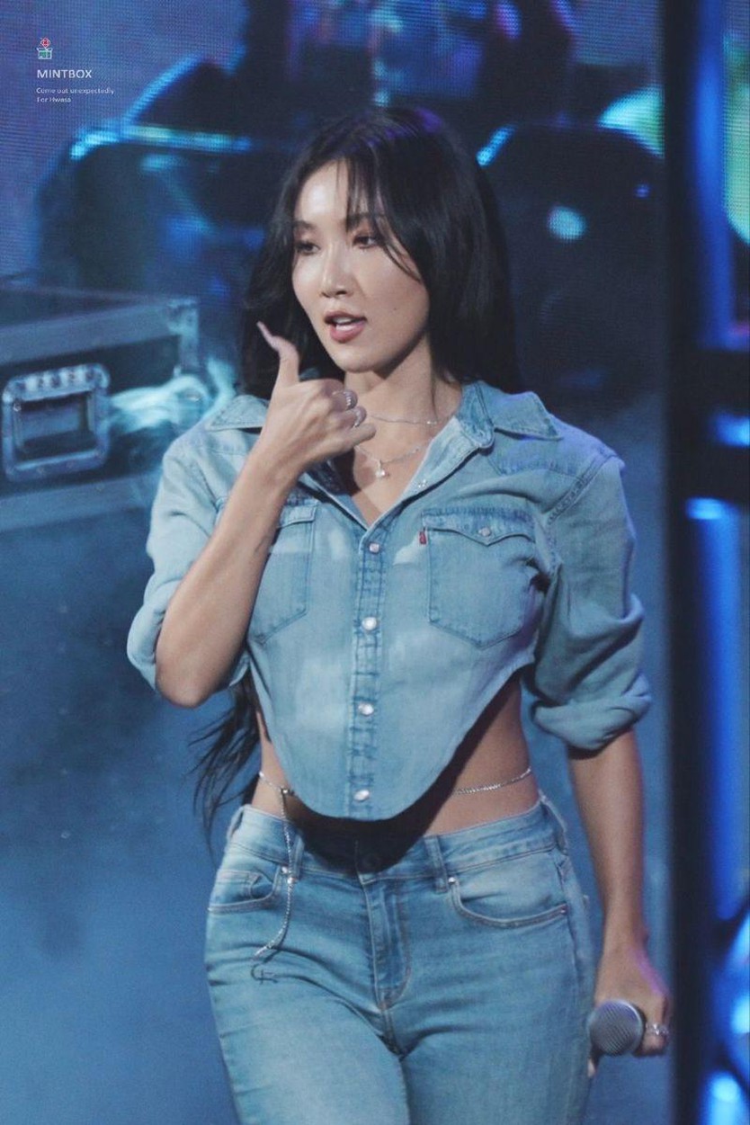 Hwasa khuấy động lễ hội Trường Đại học Yonsei - Ảnh 8.