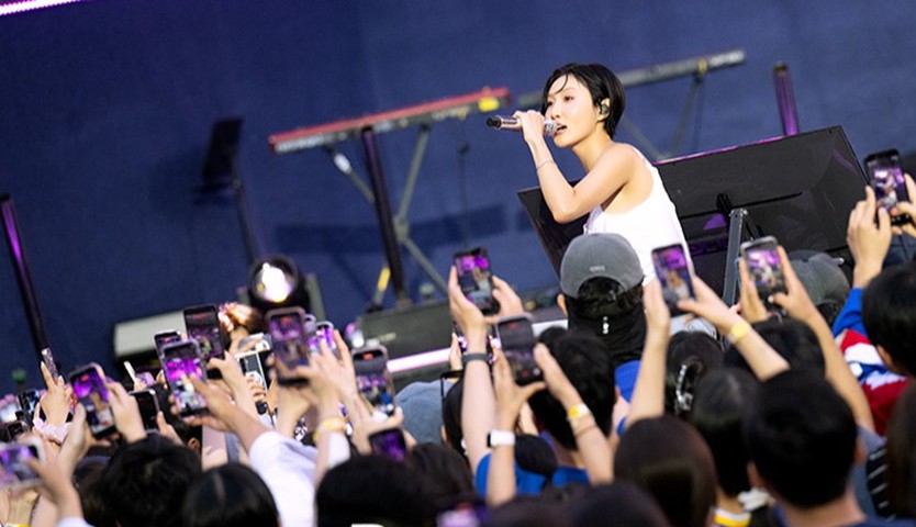 Hwasa khuấy động lễ hội Trường Đại học Yonsei - Ảnh 1.