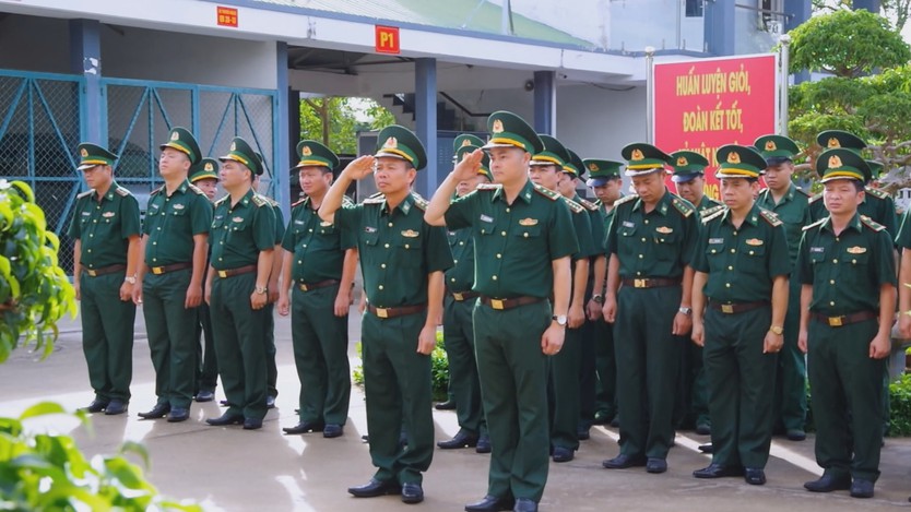 Biên phòng cửa khẩu cảng Bà Rịa - Vũng Tàu dâng hoa tưởng niệm Chủ tịch Hồ Chí Minh - Ảnh 1.