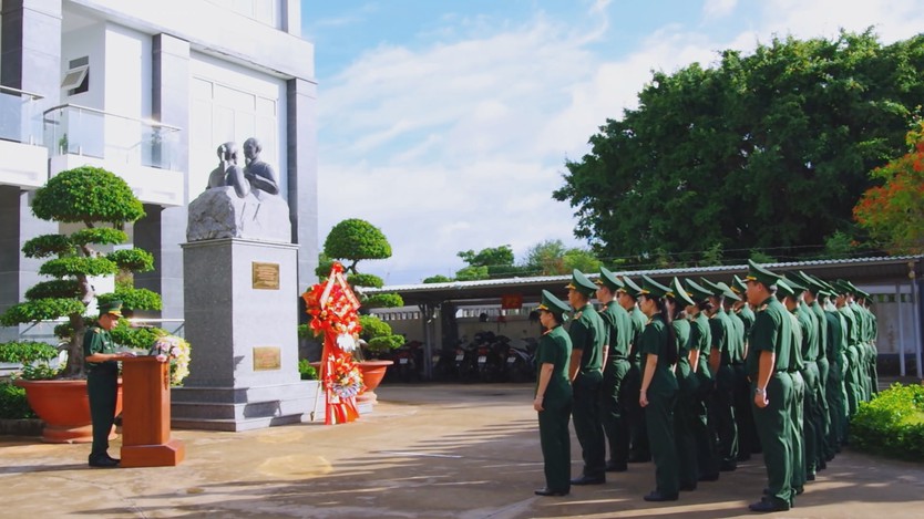 Biên phòng cửa khẩu cảng Bà Rịa - Vũng Tàu dâng hoa tưởng niệm Chủ tịch Hồ Chí Minh - Ảnh 4.