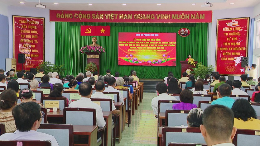 Phường Thủ Đức trao Huy hiệu Đảng đợt 19/5 và biểu dương các điển hình học tập, làm theo Bác - Ảnh 1.