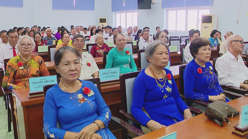 Phường Thủ Đức trao Huy hiệu Đảng đợt 19/5 và biểu dương các điển hình học tập, làm theo Bác - Ảnh 2.