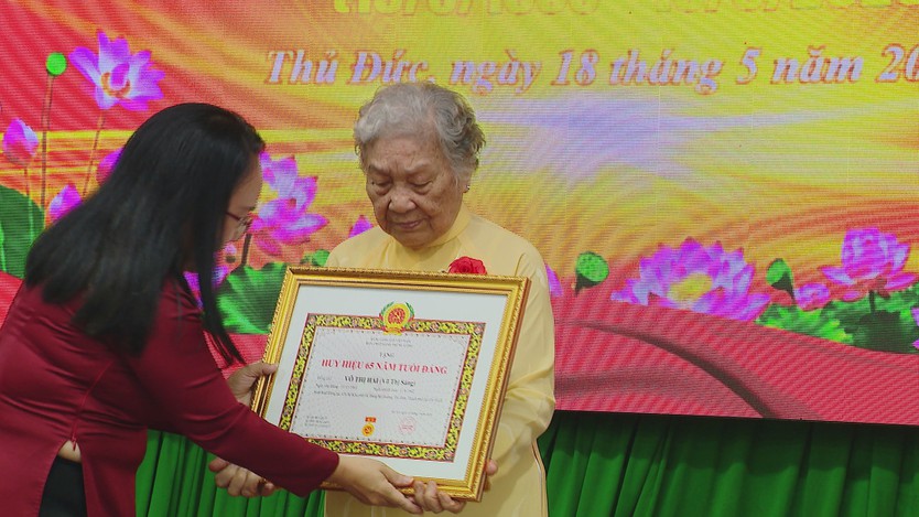 Phường Thủ Đức trao Huy hiệu Đảng đợt 19/5 và biểu dương các điển hình học tập, làm theo Bác - Ảnh 4.