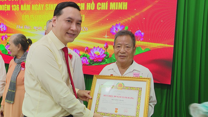 Phường Thủ Đức trao Huy hiệu Đảng đợt 19/5 và biểu dương các điển hình học tập, làm theo Bác - Ảnh 3.
