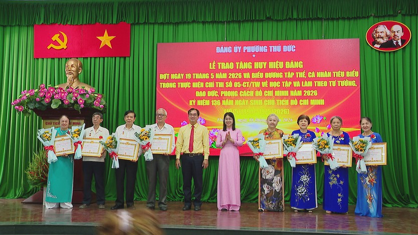Phường Thủ Đức trao Huy hiệu Đảng đợt 19/5 và biểu dương các điển hình học tập, làm theo Bác - Ảnh 5.