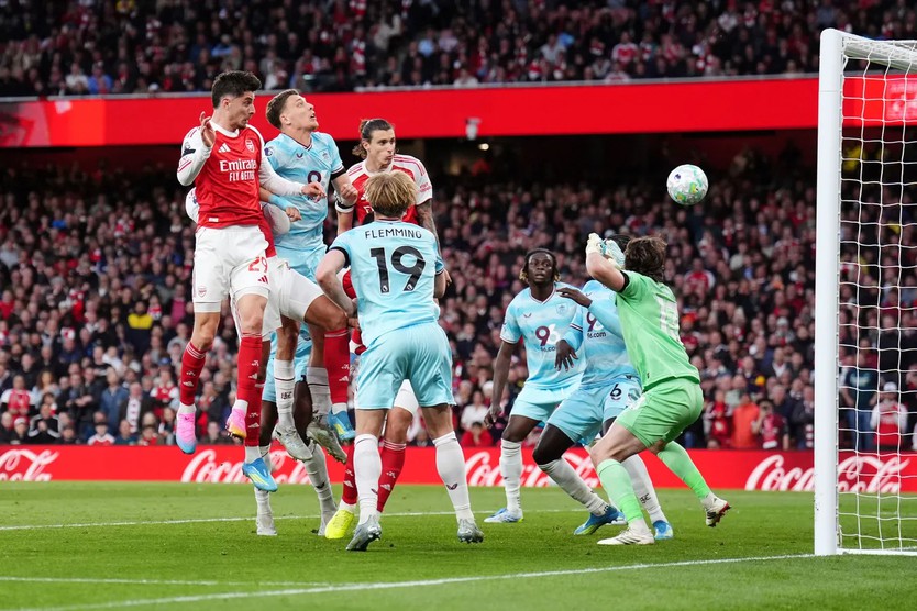 Arsenal tiến sát chức vô địch Ngoại hạng Anh - Ảnh 1.
