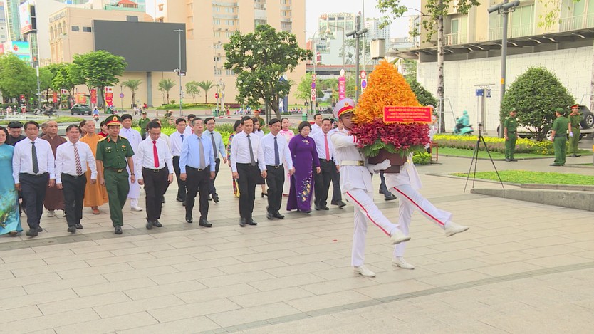 Đoàn đại biểu TP. Hồ Chí Minh dâng hoa tưởng nhớ Chủ tịch Hồ Chí Minh nhân 136 năm Ngày sinh của Người - Ảnh 1.