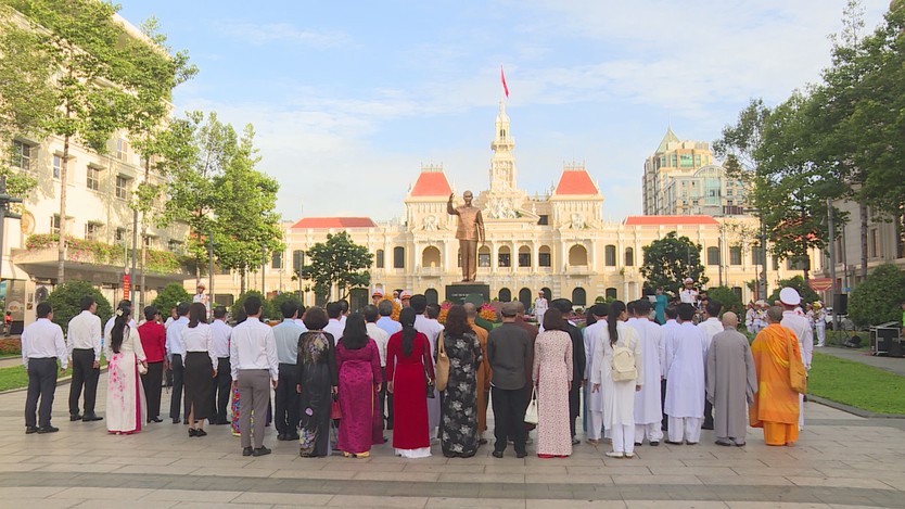 Đoàn đại biểu TP. Hồ Chí Minh dâng hoa tưởng nhớ Chủ tịch Hồ Chí Minh nhân 136 năm Ngày sinh của Người - Ảnh 2.