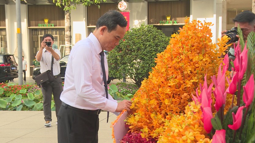 Đoàn đại biểu TP. Hồ Chí Minh dâng hoa tưởng nhớ Chủ tịch Hồ Chí Minh nhân 136 năm Ngày sinh của Người - Ảnh 4.