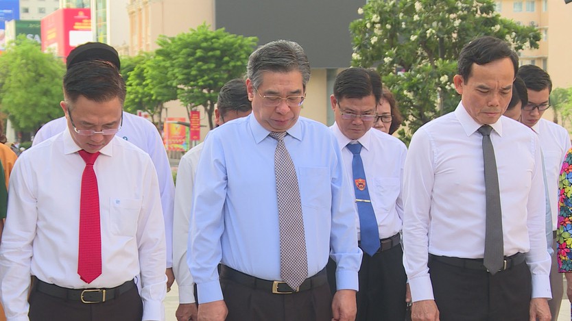 Đoàn đại biểu TP. Hồ Chí Minh dâng hoa tưởng nhớ Chủ tịch Hồ Chí Minh nhân 136 năm Ngày sinh của Người - Ảnh 3.