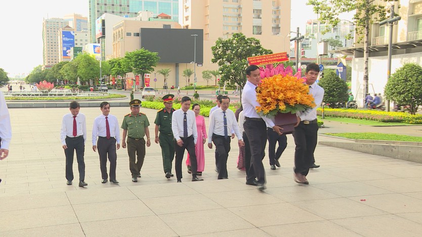 Đoàn đại biểu TP. Hồ Chí Minh dâng hoa tưởng nhớ Chủ tịch Hồ Chí Minh nhân 136 năm Ngày sinh của Người - Ảnh 5.