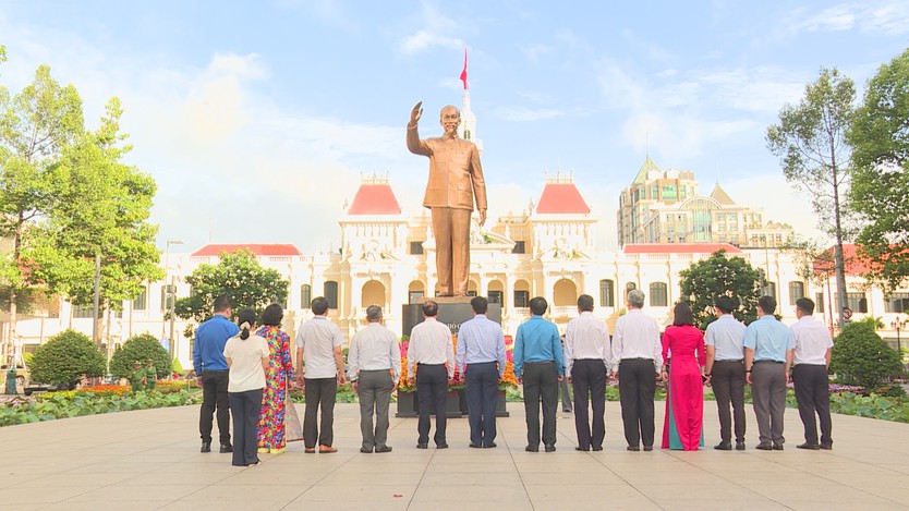Đoàn đại biểu TP. Hồ Chí Minh dâng hoa tưởng nhớ Chủ tịch Hồ Chí Minh nhân 136 năm Ngày sinh của Người - Ảnh 6.