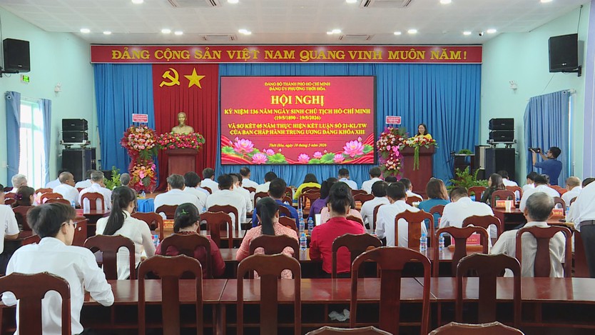 Phường Thới Hòa trao Huy hiệu Đảng cho các đảng viên lão thành nhân kỷ niệm Ngày sinh Chủ tịch Hồ Chí Minh - Ảnh 1.