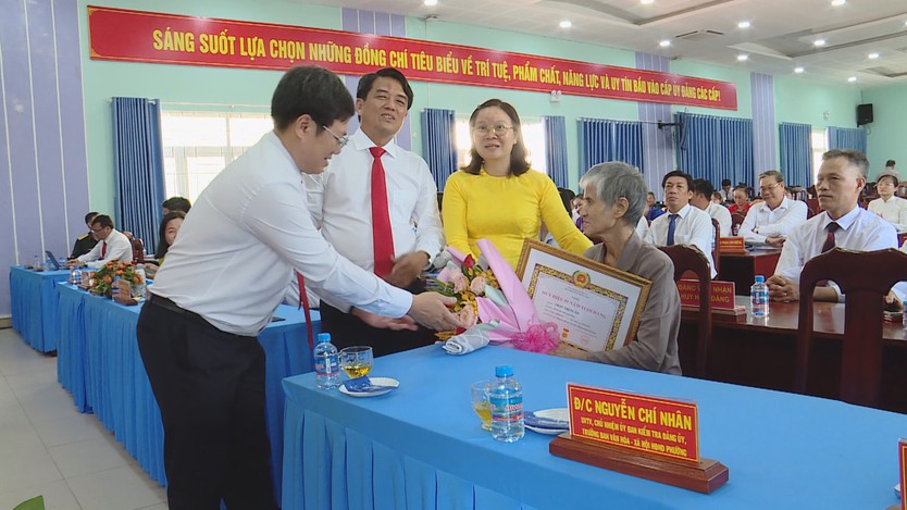 Phường Thới Hòa trao Huy hiệu Đảng cho các đảng viên lão thành nhân kỷ niệm Ngày sinh Chủ tịch Hồ Chí Minh - Ảnh 2.