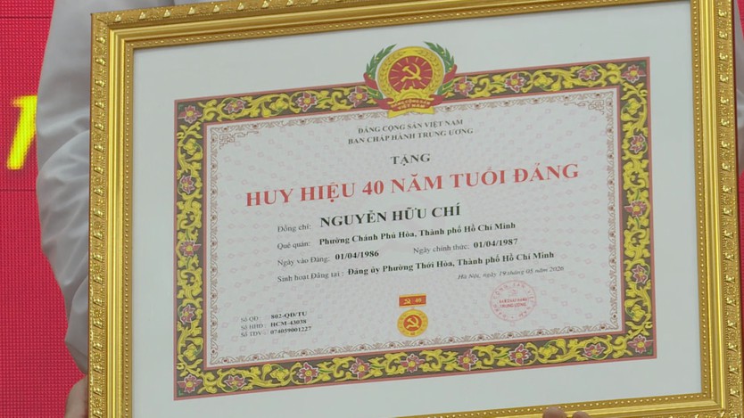 Phường Thới Hòa trao Huy hiệu Đảng cho các đảng viên lão thành nhân kỷ niệm Ngày sinh Chủ tịch Hồ Chí Minh - Ảnh 3.