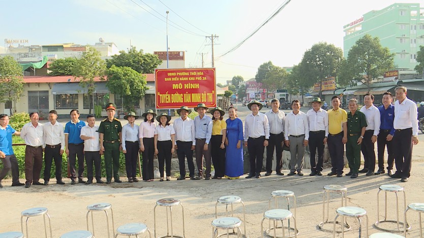 Phường Thới Hòa trao Huy hiệu Đảng cho các đảng viên lão thành nhân kỷ niệm Ngày sinh Chủ tịch Hồ Chí Minh - Ảnh 4.