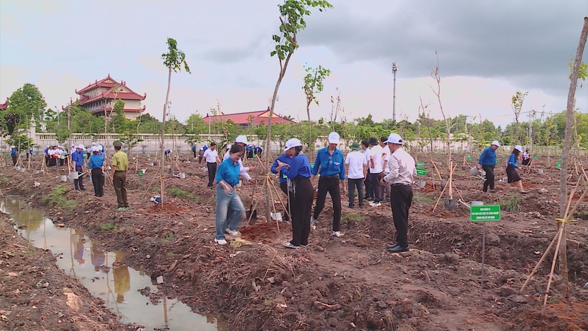 TP. Hồ Chí Minh trồng 503 cây xanh tại Công viên văn hóa Láng Le, lan tỏa phong trào “Thành phố muôn sắc hoa” - Ảnh 1.