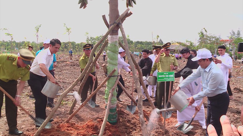 TP. Hồ Chí Minh trồng 503 cây xanh tại Công viên văn hóa Láng Le, lan tỏa phong trào “Thành phố muôn sắc hoa” - Ảnh 2.