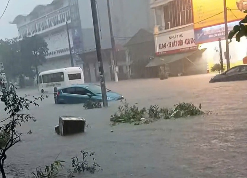 Mưa lớn kéo dài, Cẩm Phả, Quảng Ninh ngập trong biển nước - Ảnh 1.