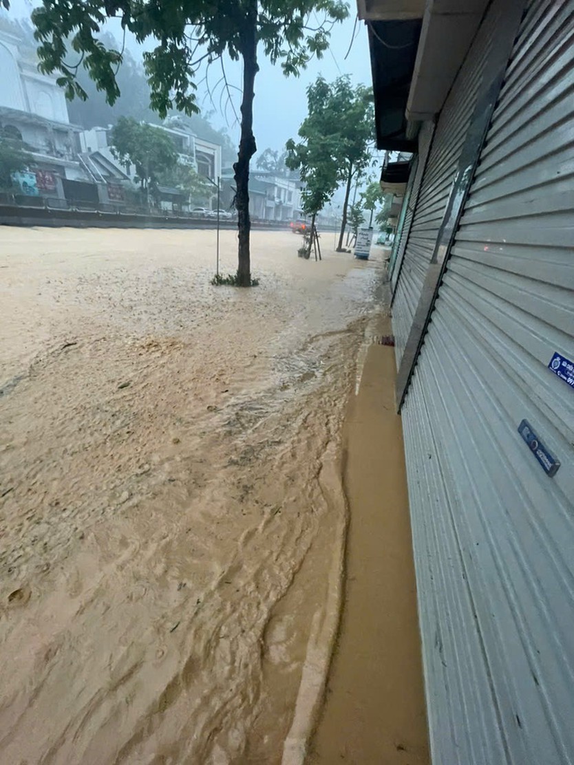 Mưa lớn kéo dài, Cẩm Phả, Quảng Ninh ngập trong biển nước - Ảnh 2.