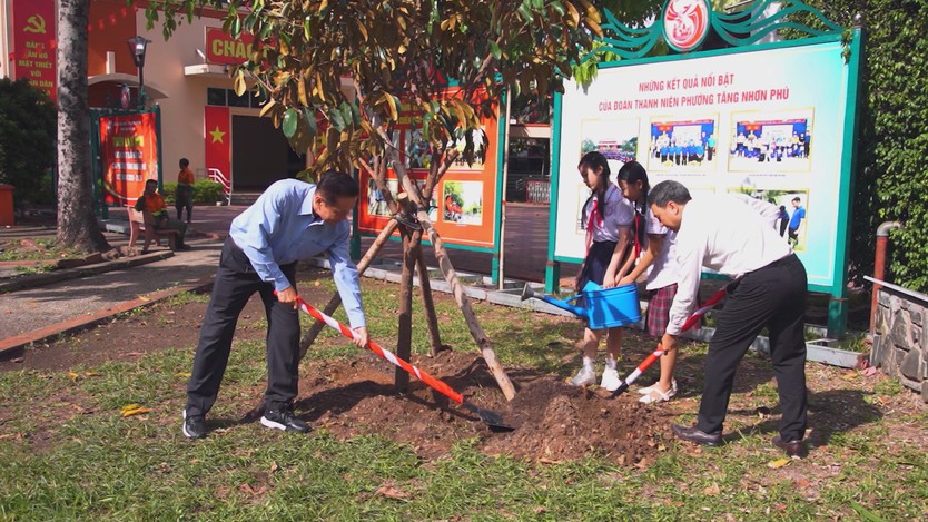 Phường Tăng Nhơn Phú phát động trồng cây, khánh thành trụ nước uống miễn phí - Ảnh 3.