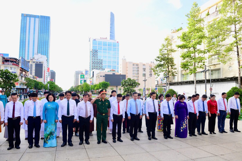 Bí thư Trần Lưu Quang cùng đoàn đại biểu TP.HCM dâng hoa tưởng niệm Chủ tịch Hồ Chí Minh - Ảnh 3.