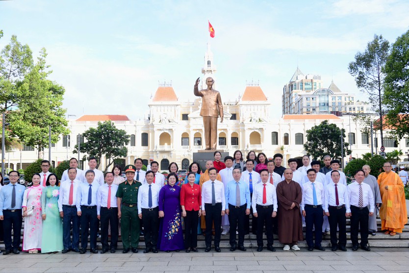 Bí thư Trần Lưu Quang cùng đoàn đại biểu TP.HCM dâng hoa tưởng niệm Chủ tịch Hồ Chí Minh - Ảnh 4.
