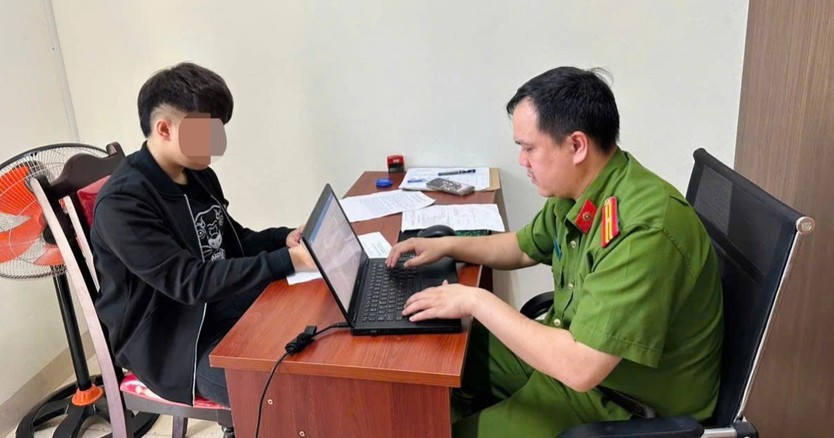 Thanh niên điều khiển xe máy bằng chân, khoe trên TikTok - Ảnh 1.