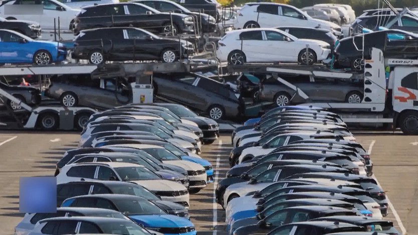 Tổng thống Trump dọa tăng thuế ô tô, xe tải Mercedes và BMW - Ảnh 4.