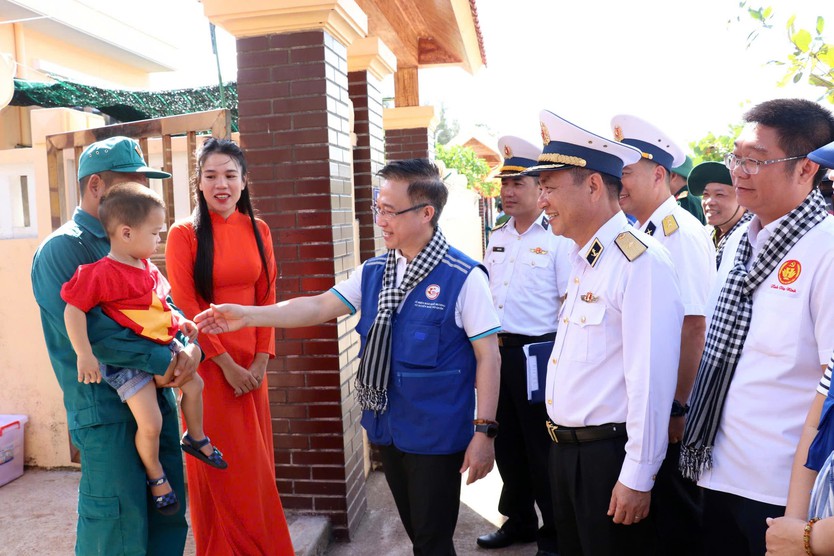 Đoàn công tác số 12 hoàn thành chuyến thăm Trường Sa, nhà giàn DK1 - Ảnh 2.