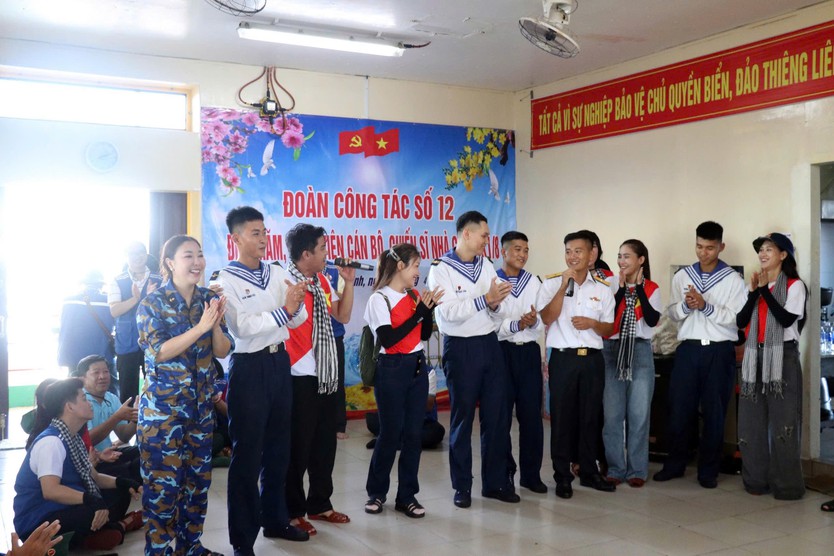 Đoàn công tác số 12 hoàn thành chuyến thăm Trường Sa, nhà giàn DK1 - Ảnh 1.