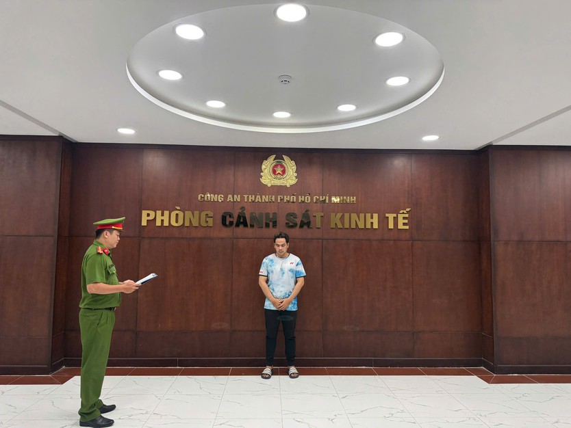 TP.HCM: Triệt phá cơ sở buôn bán giày dép giả mạo nhãn hiệu quy mô lớn, thu giữ tang vật trị giá gần 3,4 tỷ đồng - Ảnh 3.