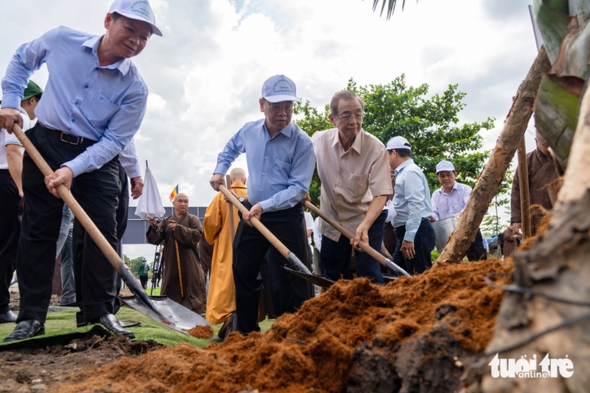 TP. Hồ Chí Minh trồng hơn 500 cây xanh tại công viên văn hóa Láng Le - Ảnh 3.