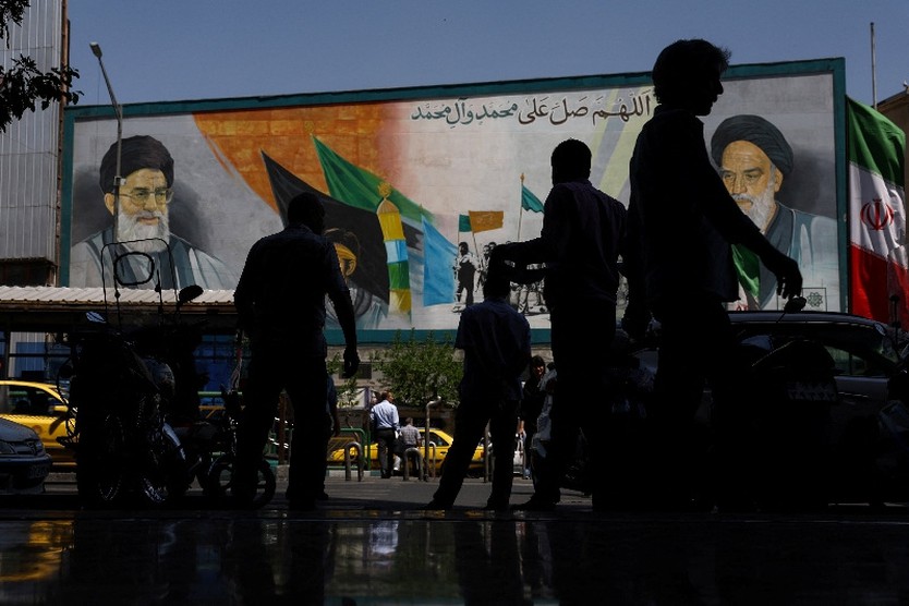 Thượng viện Mỹ thông qua dự luật hạn chế quyền lực của ông Trump trong cuộc chiến với Iran - Ảnh 3.