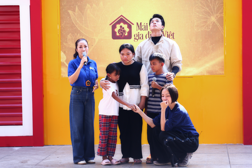 Mái ấm gia đình Việt: Ốc Thanh Vân nghẹn lòng trước cô bé nghỉ học nuôi em - Ảnh 3.