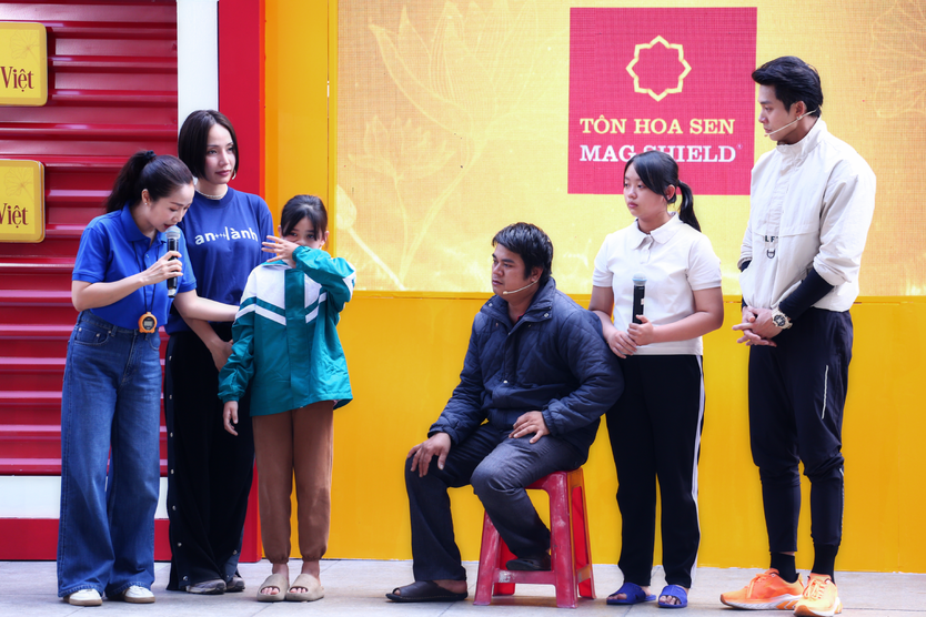 Mái ấm gia đình Việt: Ốc Thanh Vân nghẹn lòng trước cô bé nghỉ học nuôi em - Ảnh 4.