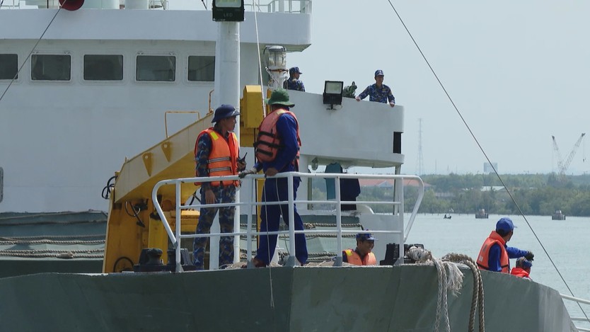 Xúc động ngày cán bộ, chiến sĩ Nhà giàn DK1 trở về đất liền - Ảnh 2.