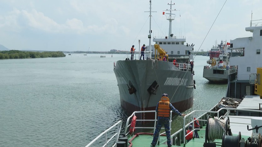 Xúc động ngày cán bộ, chiến sĩ Nhà giàn DK1 trở về đất liền - Ảnh 3.