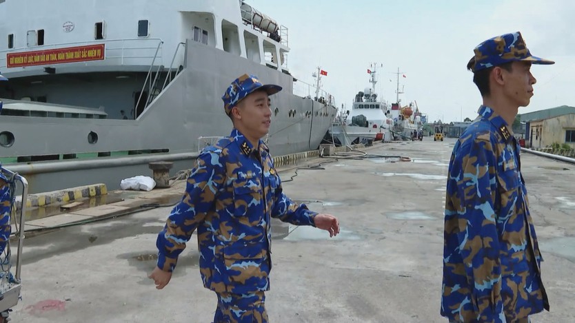 Xúc động ngày cán bộ, chiến sĩ Nhà giàn DK1 trở về đất liền - Ảnh 4.