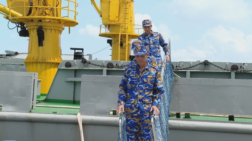 Xúc động ngày cán bộ, chiến sĩ Nhà giàn DK1 trở về đất liền - Ảnh 5.