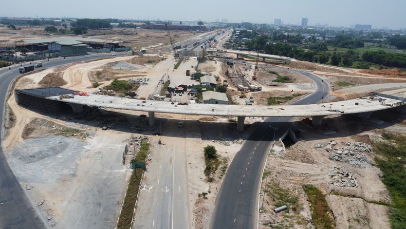 Dự án Vành đai 3 TP. Hồ Chí Minh xây dựng nhịp cầu vượt băng qua Mỹ Phước - Tân Vạn - Ảnh 2.