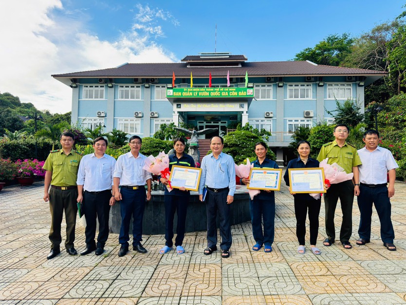 Khen thưởng 3 công nhân vệ sinh môi trường cứu hộ thành công 2 cá thể Đồi mồi tại bãi biển An Hội, TP. Hồ Chí Minh- Ảnh 2.