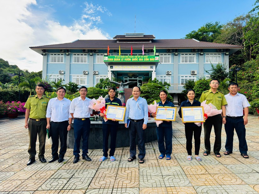 Khen thưởng 3 công nhân vệ sinh môi trường cứu hộ thành công 2 cá thể Đồi mồi tại bãi biển An Hội, TP. Hồ Chí Minh- Ảnh 3.