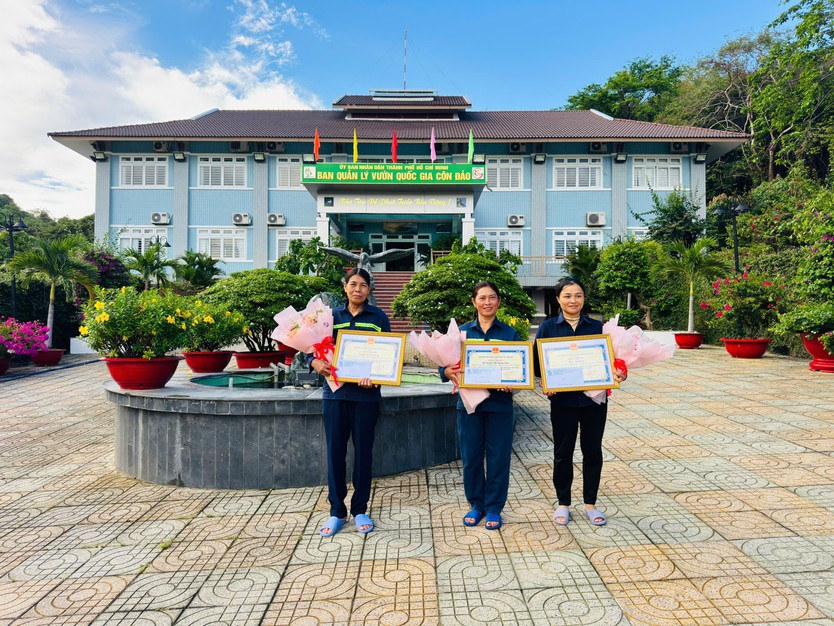 Khen thưởng 3 công nhân vệ sinh môi trường cứu hộ thành công 2 cá thể Đồi mồi tại bãi biển An Hội, TP. Hồ Chí Minh- Ảnh 4.