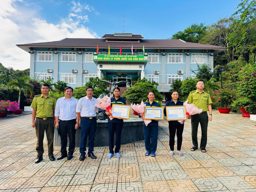 Khen thưởng 3 công nhân vệ sinh môi trường cứu hộ thành công 2 cá thể Đồi mồi tại bãi biển An Hội, TP. Hồ Chí Minh- Ảnh 5.